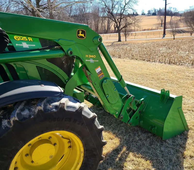 2015 John Deere 6125R photo 32
