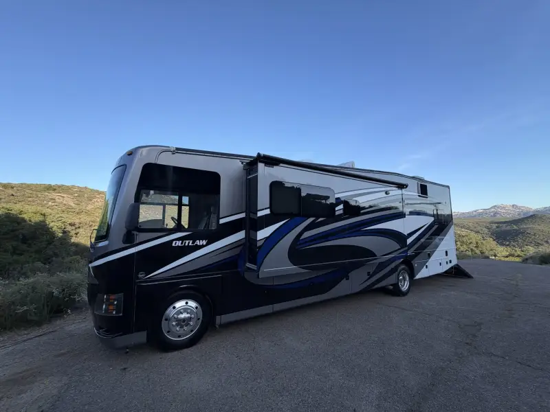 2017 Thor Outlaw 37BG photo 1